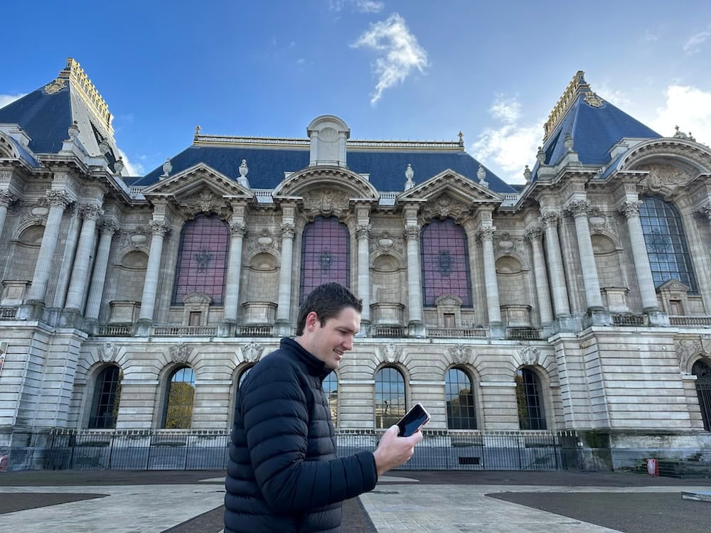 matthew using holafly in france
